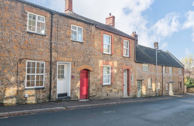Dilly Dally, ILMINSTER