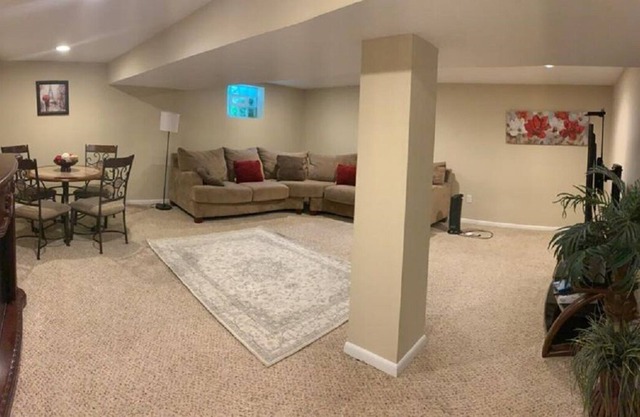 Nice & comfy.Apt with private entrance/lowerlevel