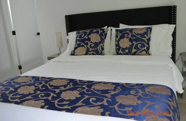 Charming 2-bedroom 2-bathroom house with AC, WiFi, EV charger in superb Oakland