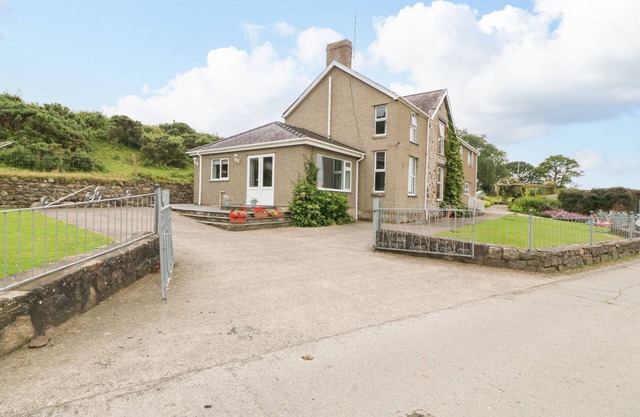 DINAS FARMHOUSE ANNEX, family friendly, with a garden in Caernarfon