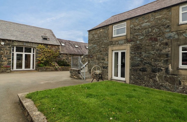 DINAS, pet friendly, with pool in Pwllheli
