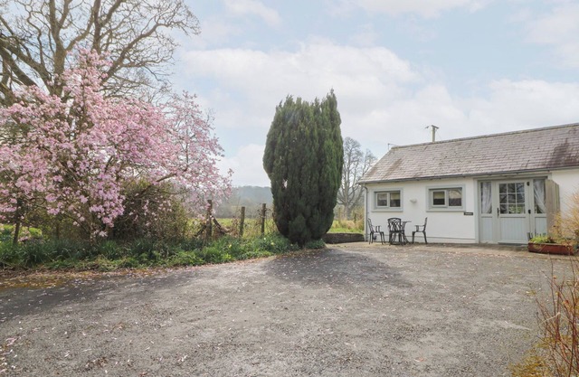 DINEFWR COTTAGE, pet friendly, character holiday cottage in Llandeilo