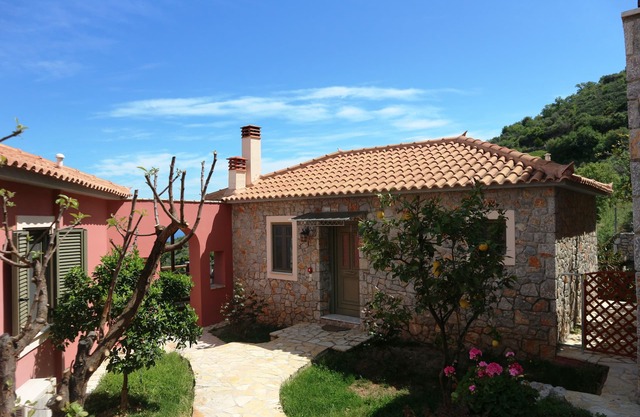 DIO GUESTHOUSES - VILLA VIGLA VILLA 3 B / R AVEC JARDIN PRIVÉ ET PISCINE