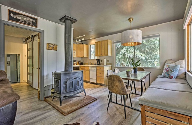 NOUVEAU! Grand Lake Cabin w / Deck, Grill & Dock Access