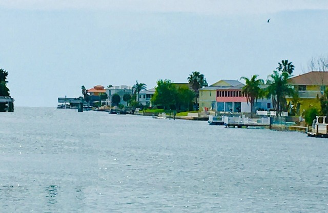 Accès direct au golfe sur le canal en eau profonde et quai flottant privé