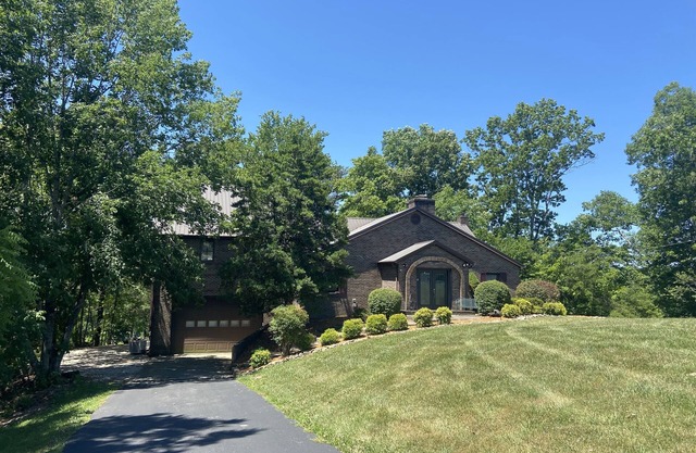 Lake House with Direct Access to Lake