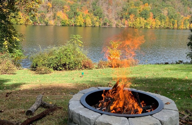 Direct Lakefront Home sur le lac Lillinonah avec accès par ascenseur