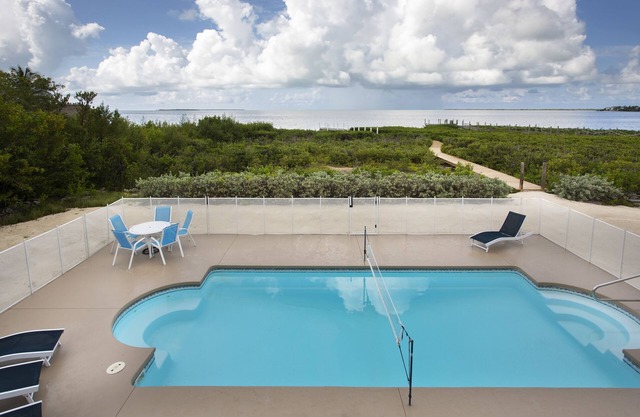 Vue directe sur l'océan! 5 chambres / 3 salles de bain avec chambre pour tout le monde. Grande piscine et Dock!