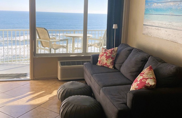 DIRECT OCEAN FRONT PENTHOUSE STUDIO-distance de marche de beaucoup!