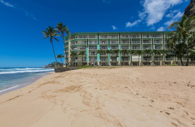 Makaha Shores. Direct Oceanfront, Great Surf, totalement rénové