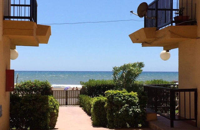 Directement sur la plage, la mer. Superbe vue mer et jardin. Penthouse rénové