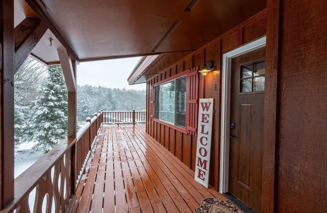 Juste à côté de la piste de motoneige attend cette cabine de 3 chambres et 1 salle de bains.