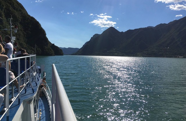 DIRECTEMENT SUR LE LAC / PLAGE, jusqu'à 7 personnes, avec grand jardin, piscine et très bien situé