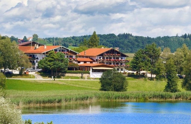 Directly on the lake, Chiemsee / Chiemgau region, 167 m³ of modern living space