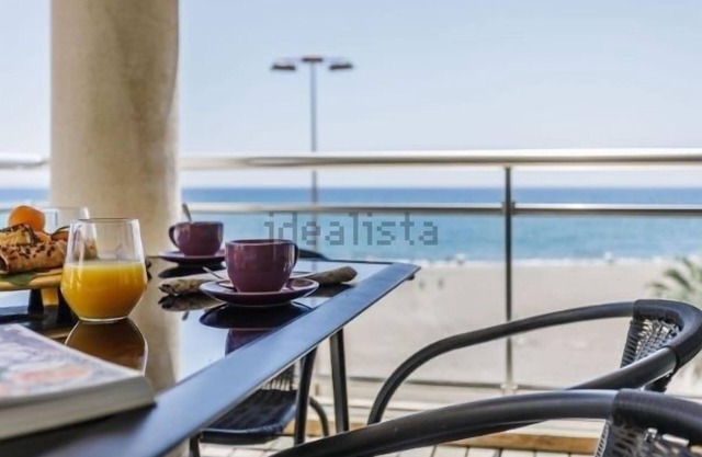 Remise! Fantastique penthouse de 270 m2 avec une vue imprenable sur la mer directement sur la plage