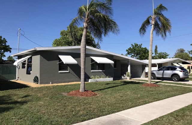 DISCOUNT Great Reviews 1 BDRM Beach, Springs, Lanai, Fenced Yard, Dog Friendly.
