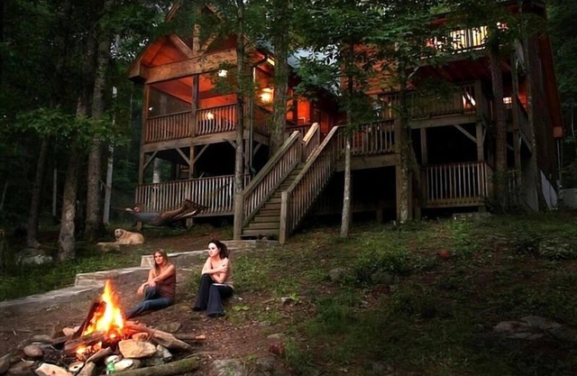 Rabais d'avril 99 $ / nt dim-th. Luxury River Home, foyer, bain à remous, kayaks