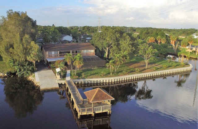 Discount offer From May to Sept. Beautiful Pool Home, with views of the bay,