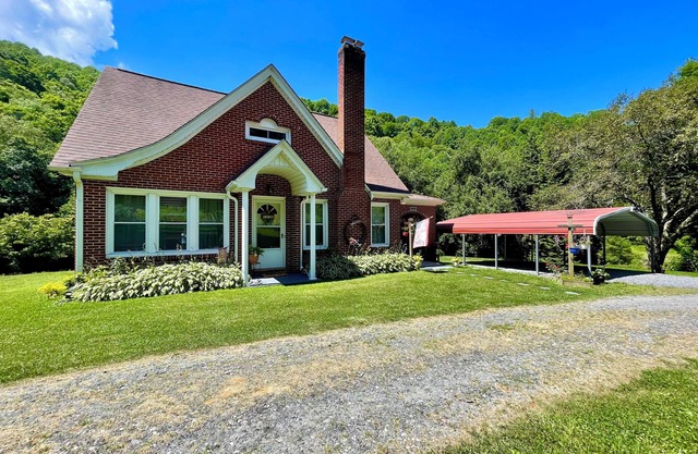 Discount Summer Stays! Cozy, Family Friendly Riverside Farmhouse on Acreage!