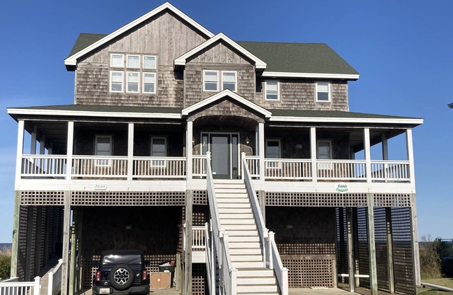 Discounted AMAZING SOUND FRONT HOUSE--on water, pool, hottub, elevator