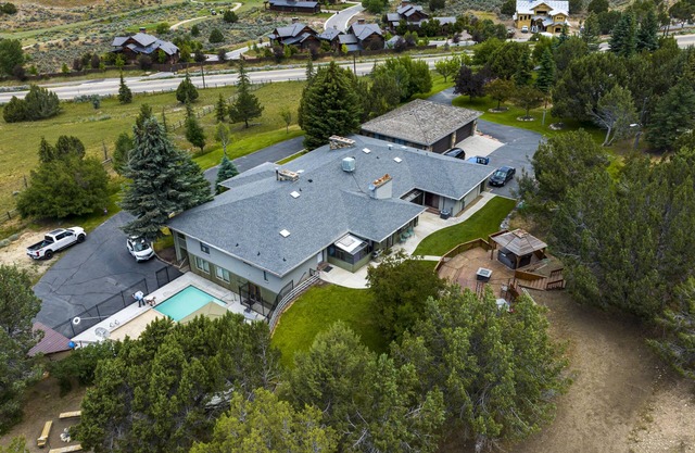 8400 sq ft Family Reunion Lodge, 11 chambres, 5 salles de bain, piscine, bain à remous, Wifi, peut accueillir jusqu'à 50