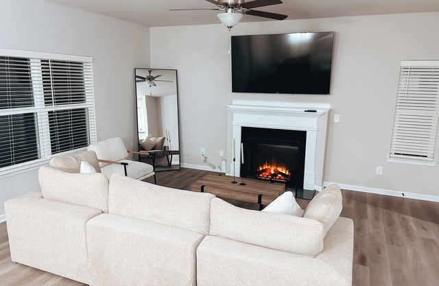 [Discounted Monthly Rentals] 3BR, 2.5 BTH Retreat w/ Fireplace