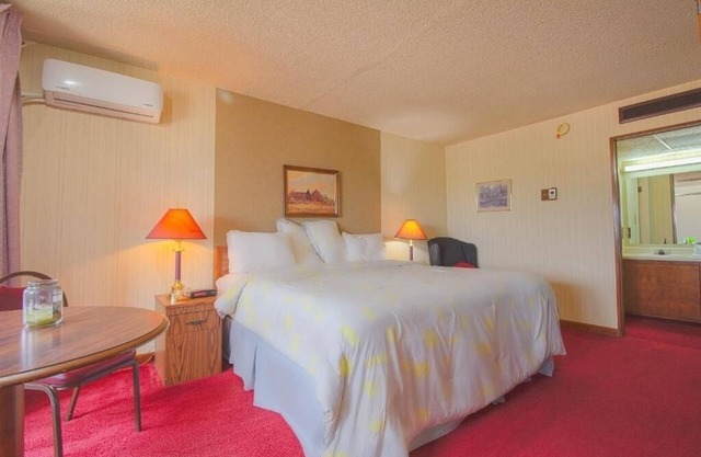 Discover King Unit, Free Parking, Pets Allowed; Steps Away From Cattlemans Cafe