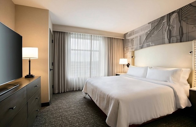 Discover Relaxation and Joy! Free Breakfast, Indoor Pool, Pets Allowed!