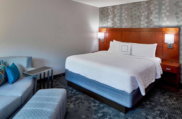 Discover Stylish Comfort! Outdoor Pool & Free Airport Shuttle!