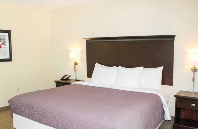 Discover the breathtaking views of Kelleys Island from the Glacier Suite 113