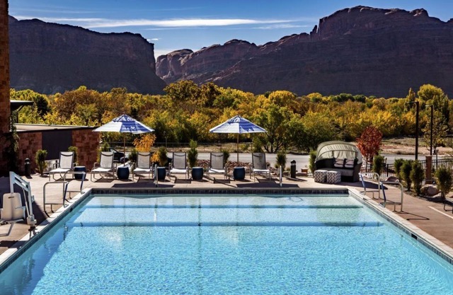 Rare Find! Pool, Gym, Near Valley Shopping Center, Free Parking, Restaurant, Bar