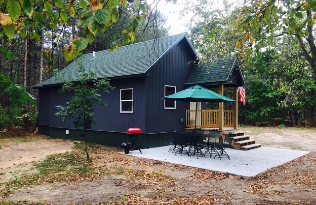 "Camp Garno" est nouvellement construit Cabane dans les bois! Profitez des sentiers / chasse / détente!