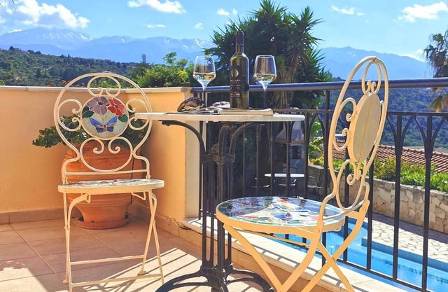 Villa privée avec grande piscine, climatisation et vue imprenable sur les montagnes et la mer