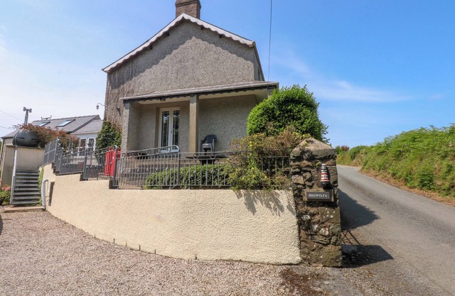 DISGWYLFA, pet friendly, with open fire in Sarn Meyllteyrn