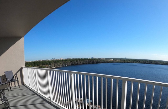 LARGE Luxury LAKE View Family Resort CONDO en étage élevé près de DISNEY et Universal