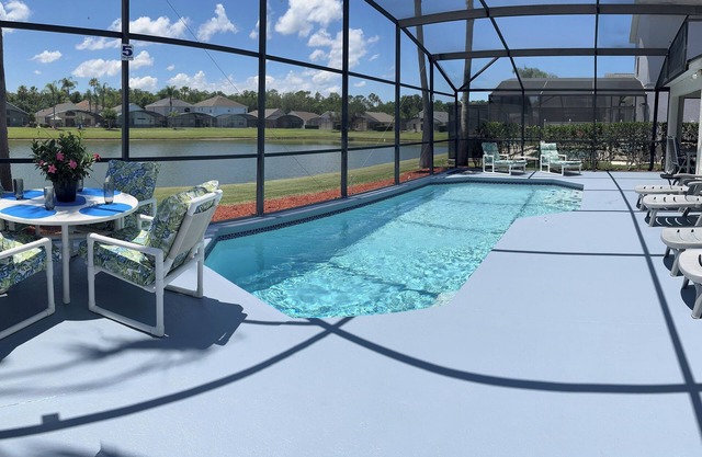 15 mn de Disney - villa vue lac -piscine privée dans un joli "resort" gardé