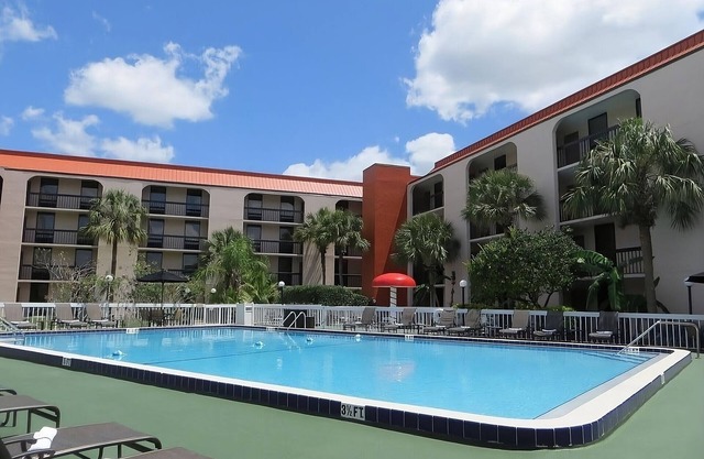 DISNEY GROUP GETAWAY! 2 Comfy, Clean Units Close to Universal! Pool, Breakfast!
