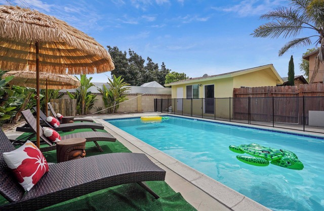 Disney Themed 4-bedroom house w/pool ~10 min away from Disneyland