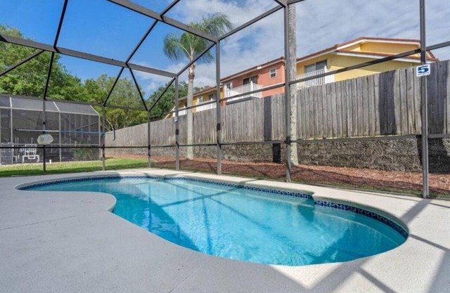 Disney Themed Single Family Home, Private Pool, 15 Mins From Disney & Sleeps 10