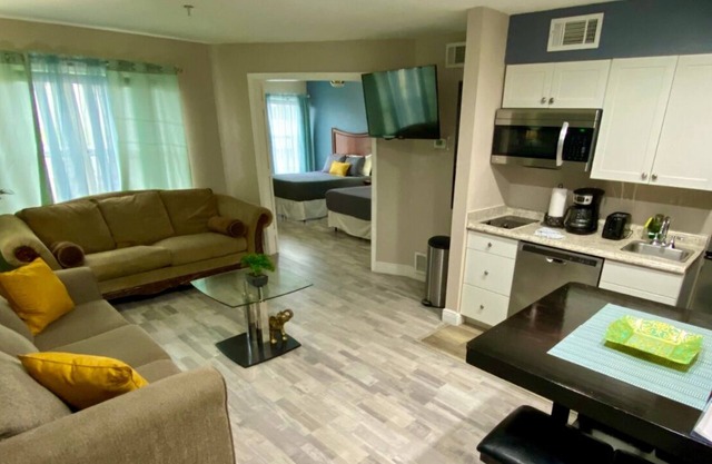 Disney Universal Renovated Fresh Family Condo
