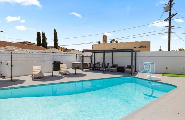 Spacious local Disneyland pool home