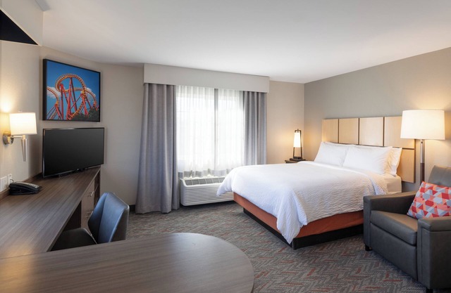 Disneyland Getaway! Pool, Onsite Parking, Pet-Friendly, Close to Disneyland!