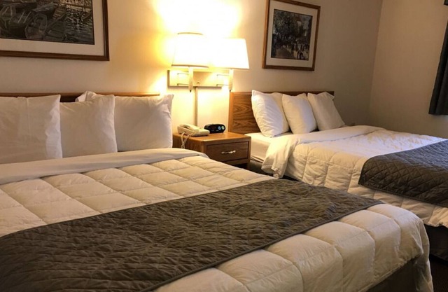 Dive Into Your Dream Vacation! 2 Comfortable Units, Free Parking, Pets Allowed