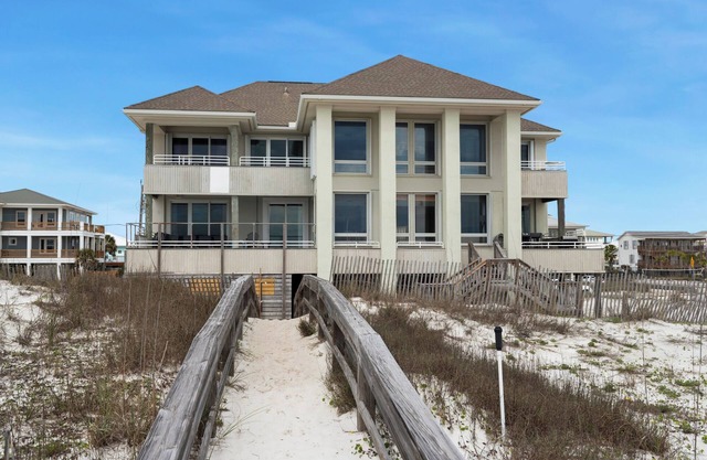 Incroyable maison en bord de plage avec tant à offrir - plus de 5000 pieds carrés - Rénové!