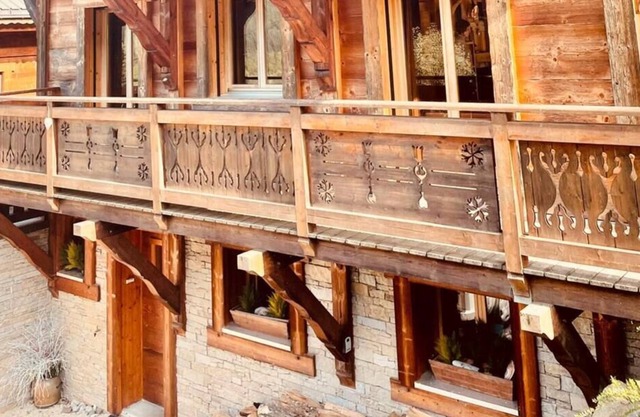 Envie de grands espaces et de nature ? Ce magnifique chalet de plus de 200 m2 et de 5 chambres est f