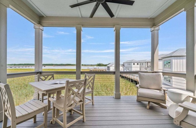 Dock and Dwell at the Winyah Bay Club, Pool, Outdoor Lounge/Grill and Boat Slip included!