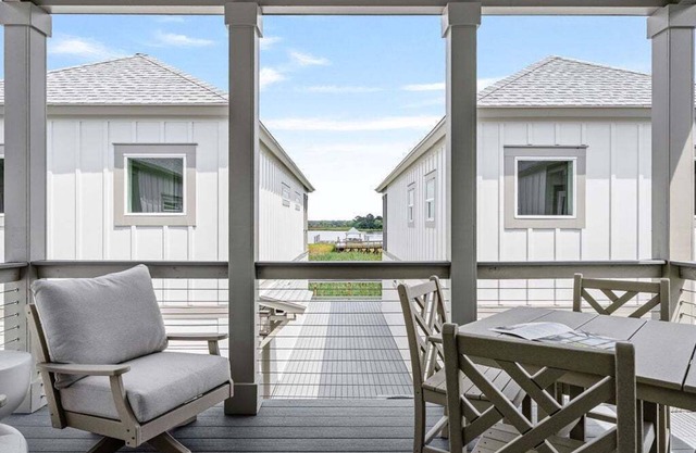 Dock and Dwell at the Winyah Bay Club, Pool, Outdoor Lounge/Grill and Boat Slip included!
