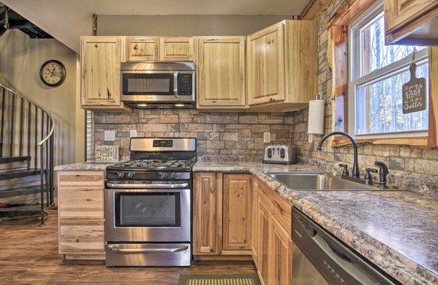 Stylish Creekside Cabin w/ Fire Pit Near Wineries