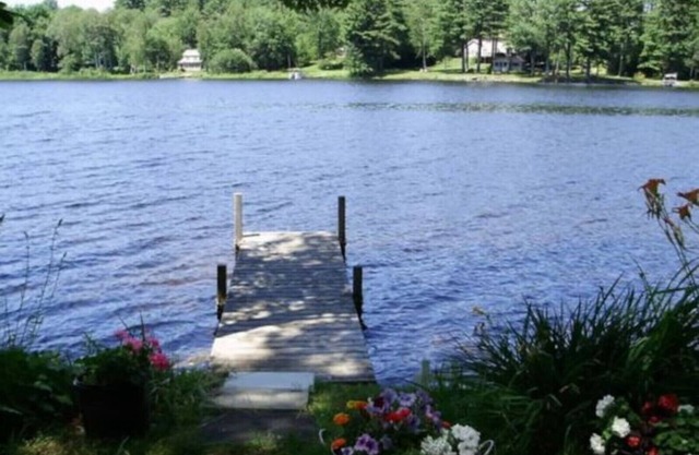 Quai, terrasse et patio sur le lac.