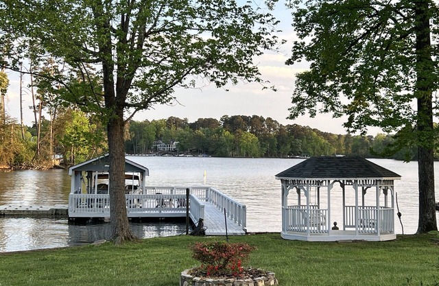 Dock Holiday - beautiful views on Badin Lake